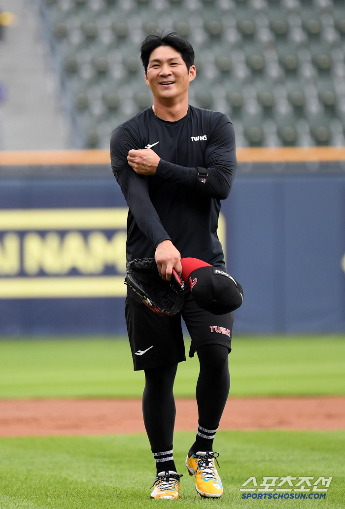 It's really hot today. Oh Jihwan, soaked in sweat before the game, is the first to come out and sweat
