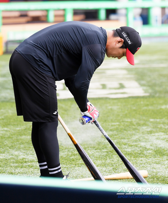 It's really hot today. Oh Jihwan, soaked in sweat before the game, is the first to come out and sweat