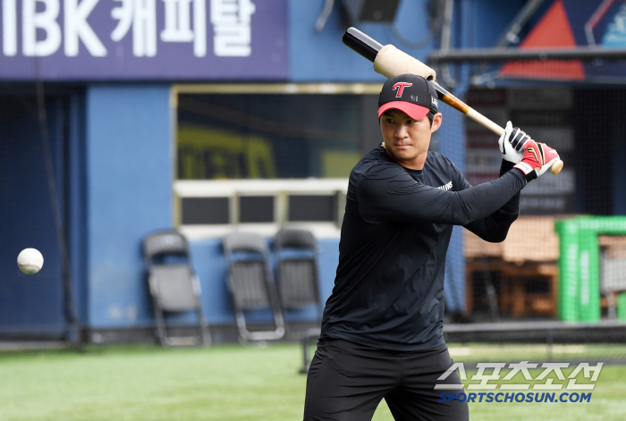 It's really hot today. Oh Jihwan, soaked in sweat before the game, is the first to come out and sweat