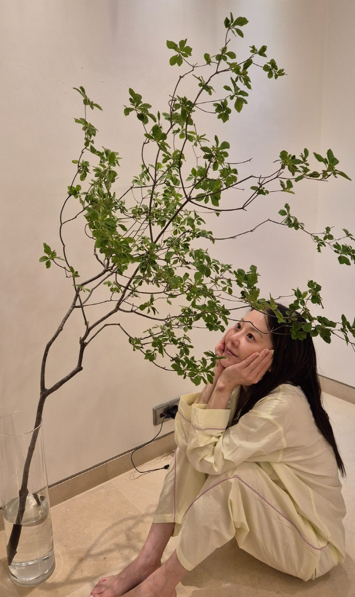 Ko Hyun-jung, 54, is real at home..A homebody mode with no makeup on and pajamas