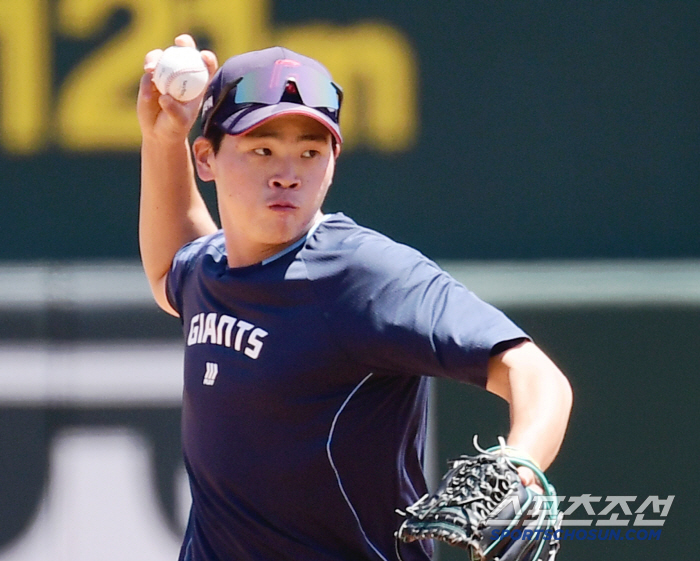 Lotte's Park Chan-hyung, a fiery hitter with a batting average of 70% for the first time in his life, finally started his first professional stage as a second baseman (Busan site)