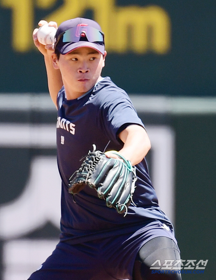 Lotte's Park Chan-hyung, a fiery hitter with a batting average of 70% for the first time in his life, finally started his first professional stage as a second baseman (Busan site)
