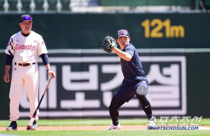 Lotte's Park Chan-hyung, a fiery hitter with a batting average of 70% for the first time in his life, finally started his first professional stage as a second baseman (Busan site)