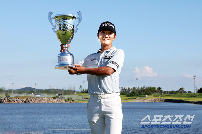 Ok Tae-hoon, 1 billion won in total prize money ↑ 200 million won in prize money ↑ Gunsan CC Open wins, becoming the first KPGA Tour winner