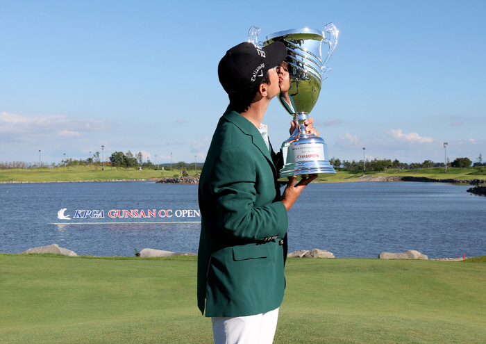 Ok Tae-hoon, 1 billion won in total prize money ↑ 200 million won in prize money ↑ Gunsan CC Open wins, becoming the first KPGA Tour winner