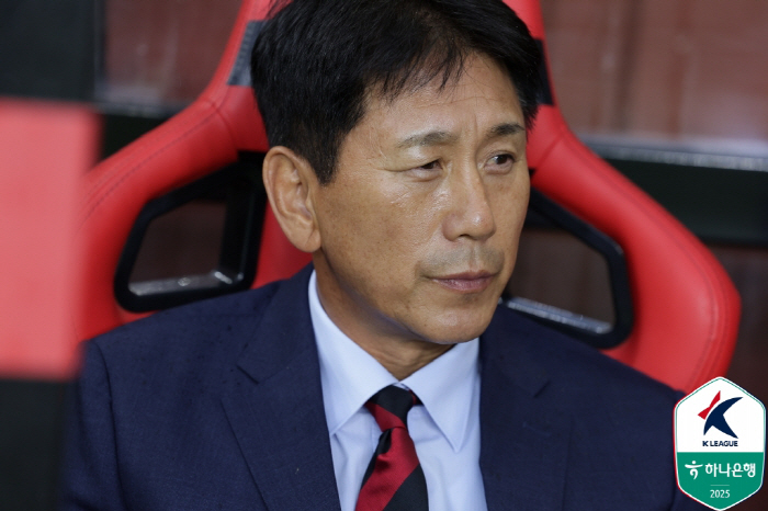  In a similar situation, I asked if it would be a waste of the sincerity that retired clubman Park Tae-ha conveyed to Ki Sung-yueng and the love he received in Seoul