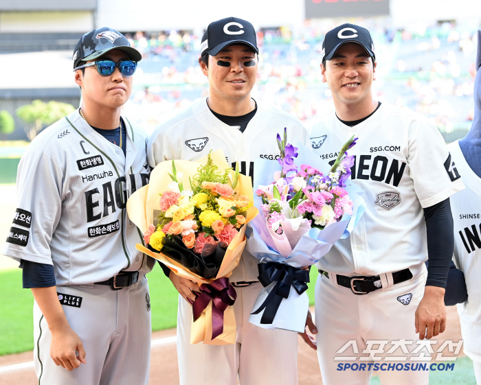  Chae Eun-sung and Kim Kwang-hyun congratulate Han Yu-sum on his 200th home run!