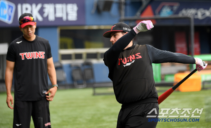  Coordinate batting with coach Austin Mo Chang-min