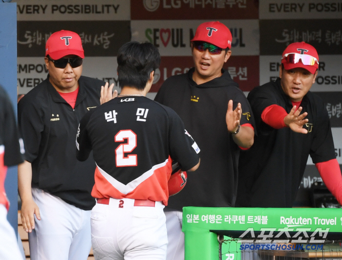  Director Lee Beom-ho, Park Min tied