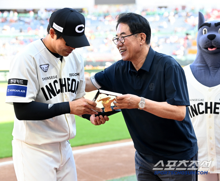  Han Yu-seom Celebrates 200 Home Runs