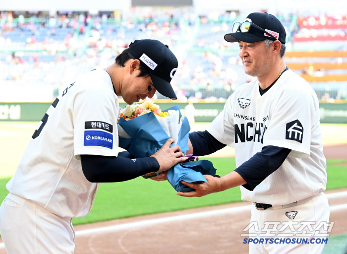  Han Yu-sum celebrates Lee Sung-yong's 200th home run award ceremony