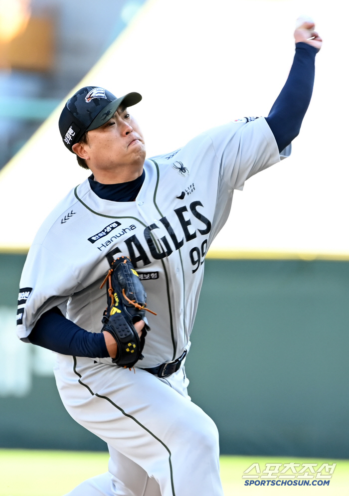  Hanwha starter Ryu Hyun-jin's hard throw