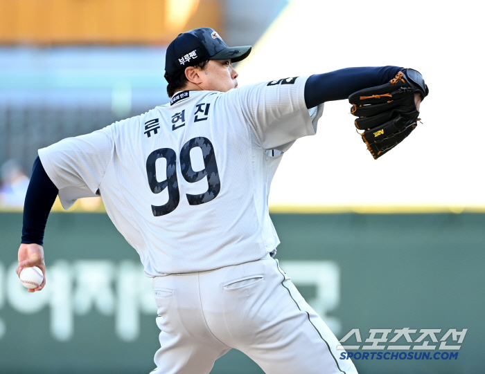  Hanwha starter Ryu Hyun-jin's hard throw