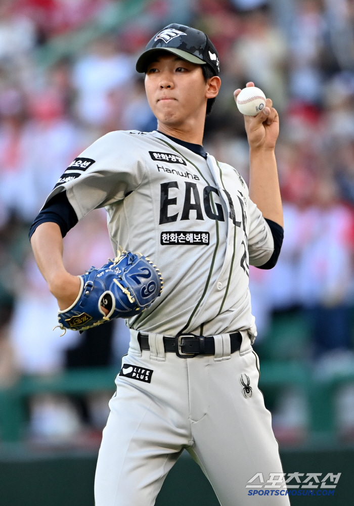  Hwang Jun-seo takes the mound in the 6th inning after Ryu Hyun-jin