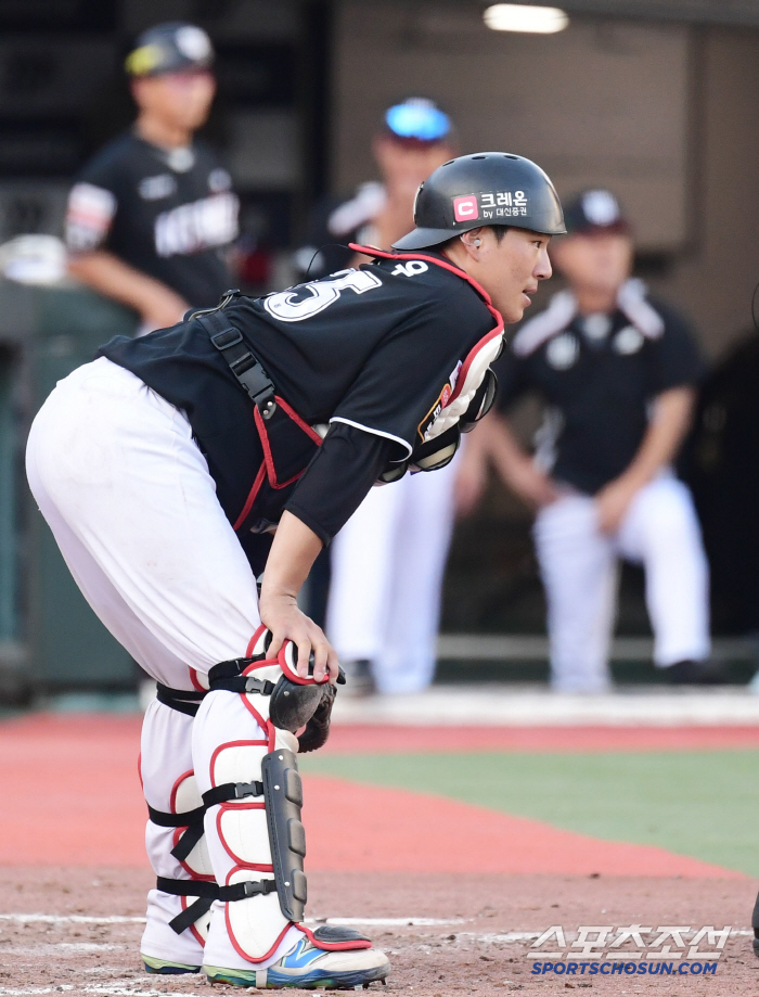  Kang Hyun-woo allowed additional runs due to bad pitches at second base
