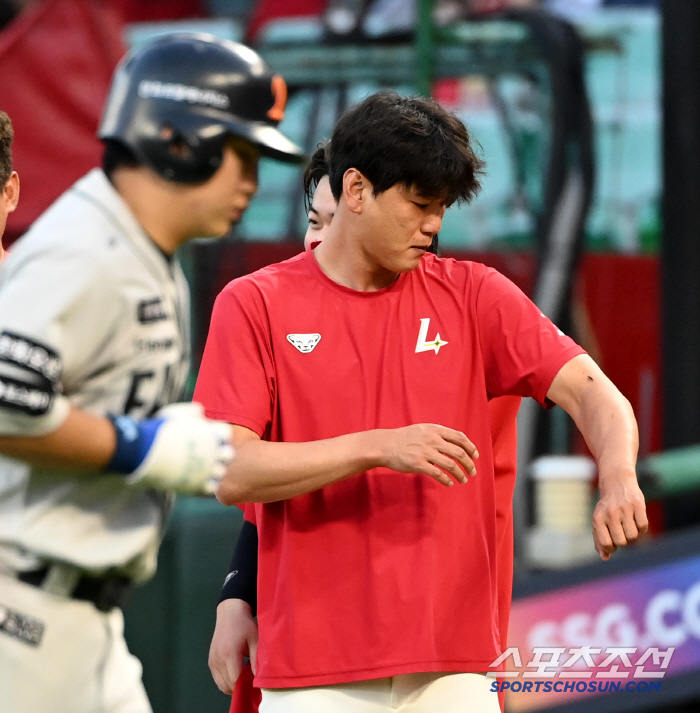  Kim Kwang Hyun, there's a bug on his arm