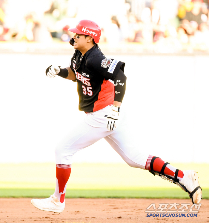  Kim Seokhwan is running