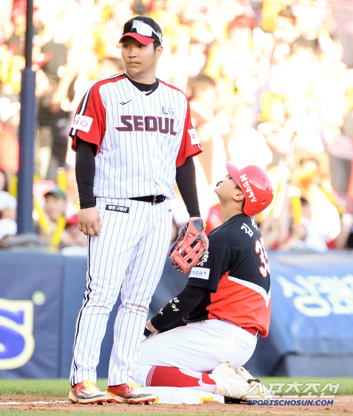  Kim Seokhwan made a two-run triple