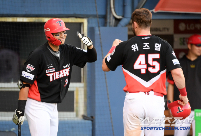  Kim Seokhwan, thumbs up for Wizdom