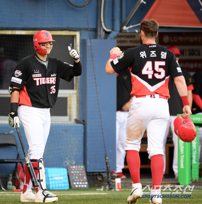  Kim Seokhwan, thumbs up for Wizdom