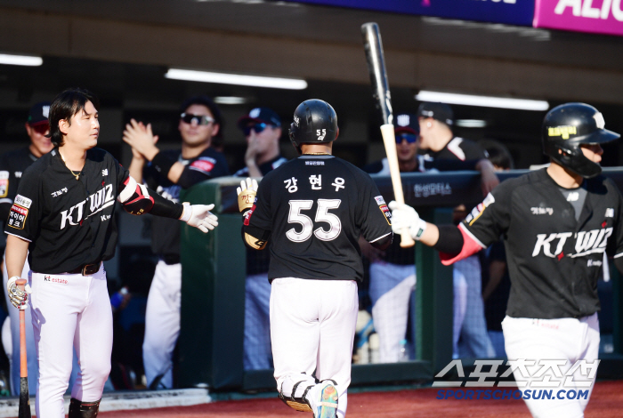  KT Kang Hyun-woo's solo shot to get the upper hand in the 3rd inning