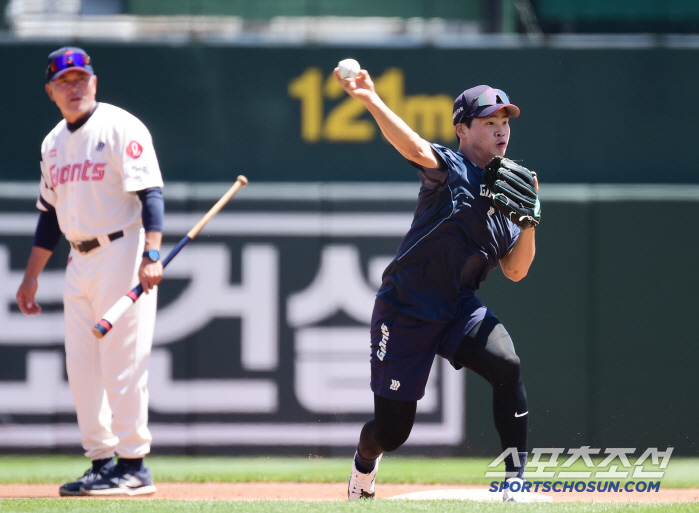  Lotte's Park Chan-hyung throws first base vigorously