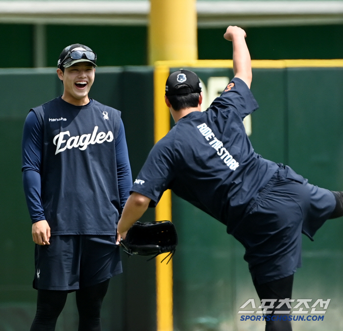  Moon Dong-ju smiles brightly at Noh Si-hwan, who copied the pitching form perfectly