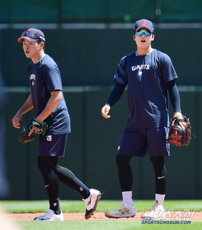  Park Chan-hyung and Han Tae-yang, 2nd base defense training