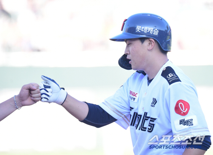  Park Chan-hyung made an infield hit with a surprise bunt