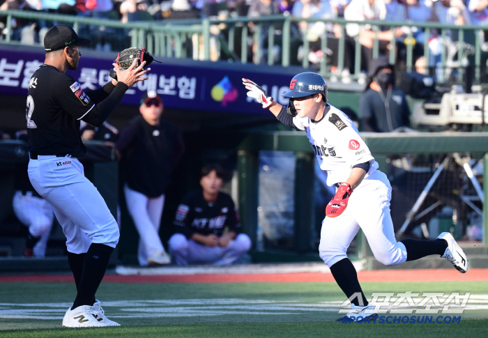  Run-down tag out in front of Park Chan-hyung's home