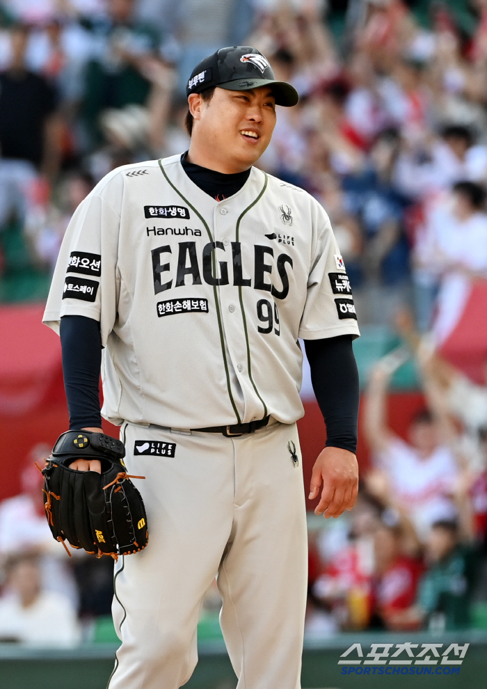  Ryu Hyun-jin smiles at Herredia's home run