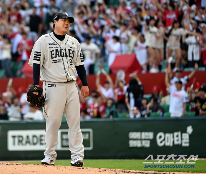  Ryu Hyun-jin, who gave up a home run, smiles with regret