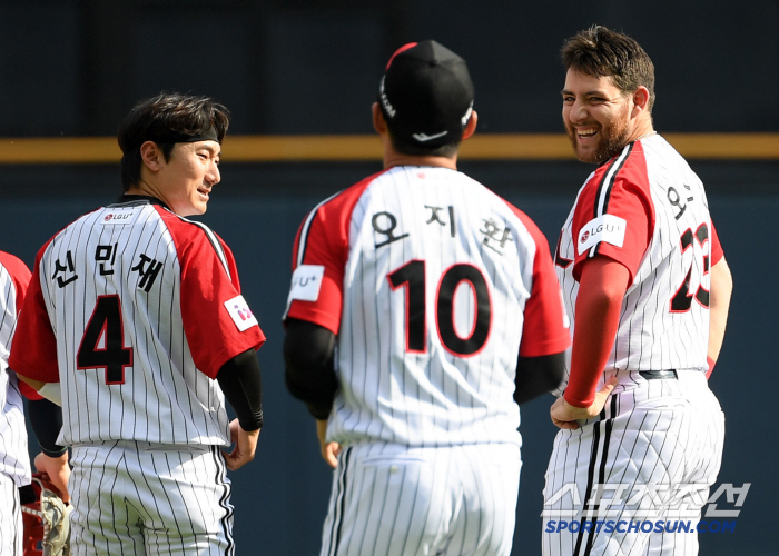  Shin Minjae and Austin welcoming Oh Jihwan