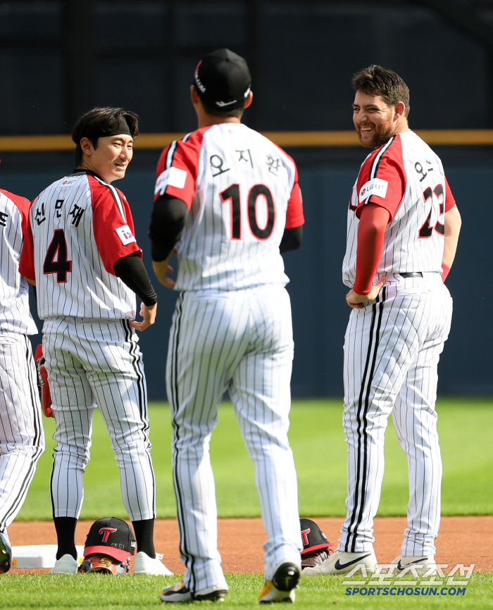  Shin Minjae and Austin welcoming Oh Jihwan