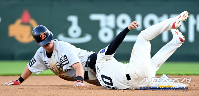  Sliding Noh Si-hwan was aiming for second base