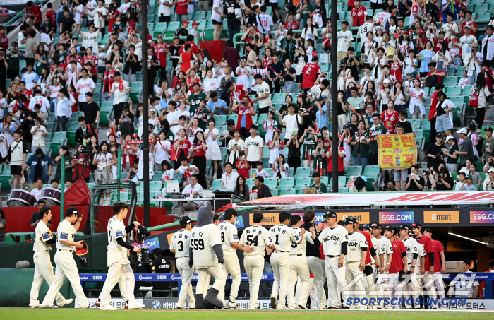  SSG wins 2-0 and presents home fans with victory