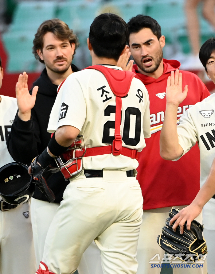  White and Anderson greet Cho Hyung-woo