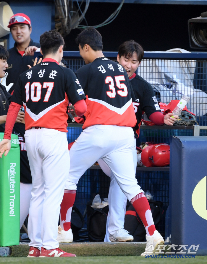  Yoon Youngchul who welcomes Kim Seokhwan