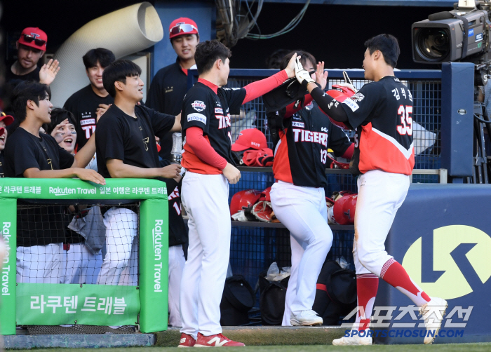  Yoon Youngchul who welcomes Kim Seokhwan