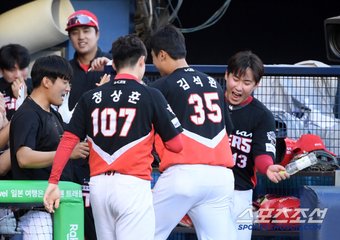  Yoon Youngchul who welcomes Kim Seokhwan