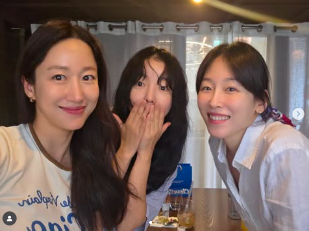  Seo Hyun-jin, Jeon Hye-bin, and Moon Ji-in, who are about to release 'Love Me.'