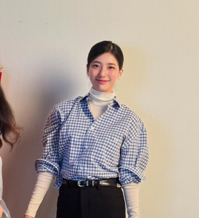  'Who's the flower?' Suzy's innocent selfies are released