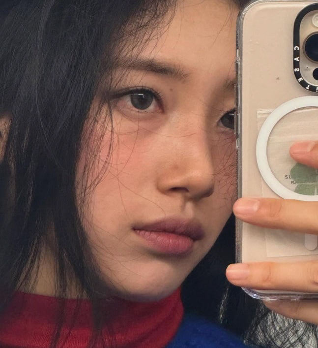  'Who's the flower?' Suzy's innocent selfies are released
