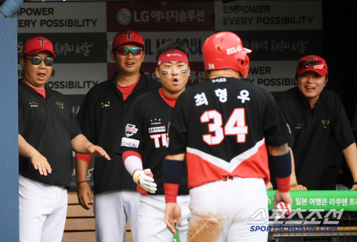The tiger's energy is scary. Austin, who was born in 1983, admired the hit by Choi Hyung-woo. Yesterday and today, he already had four hits