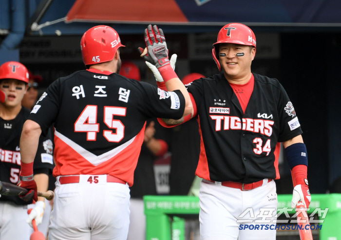 The tiger's energy is scary. Austin, who was born in 1983, admired the hit by Choi Hyung-woo. Yesterday and today, he already had four hits