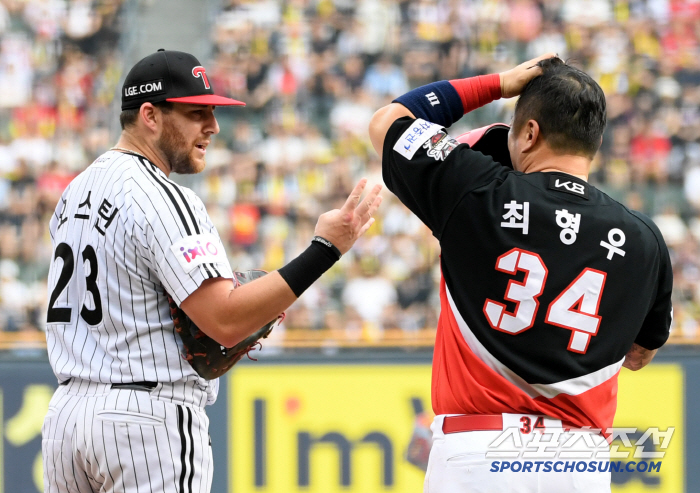 The tiger's energy is scary. Austin, who was born in 1983, admired the hit by Choi Hyung-woo. Yesterday and today, he already had four hits