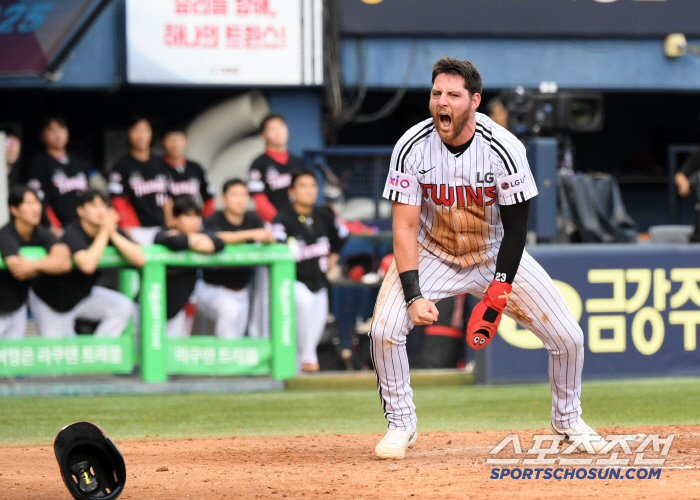 The tiger's energy is scary. Austin, who was born in 1983, admired the hit by Choi Hyung-woo. Yesterday and today, he already had four hits
