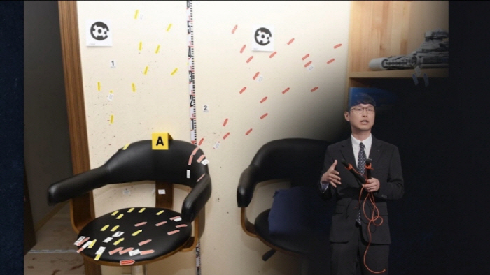 Ahn Hyun-mo murders his lawyer's wife → scattered blood in the house... I can't breathe just thinking about it (smoking gun)