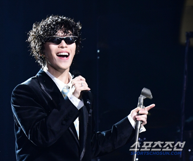 Lee Chan-hyuk Prepares for Solo Comeback as AKMU Announces 2025 Standing Concert