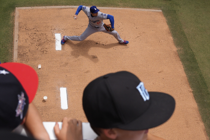 Are you a 31-year-old pitcher who's had two elbow surgeries? Ohtani shot 164km and was surprised by himself. The first baseman of Sacrifice KC complained